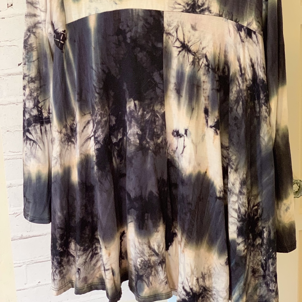 NWT Super Soft Long Sleeve Tye-Dyed High-Low Top